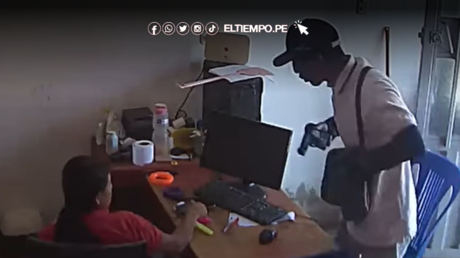 Piura: delincuente armado apunta a mujer con niño en asalto a empresa de transportes