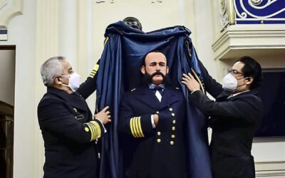 Develan estatua de Miguel Grau en la Escuela Naval del Perú