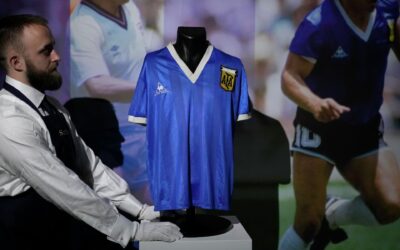 Subastan camiseta de Maradona por una cifra récord de 9.3 millones de dólares