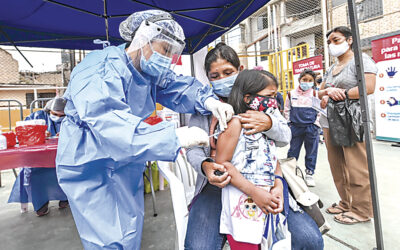 Vacunación de niños y combustibles en riesgo