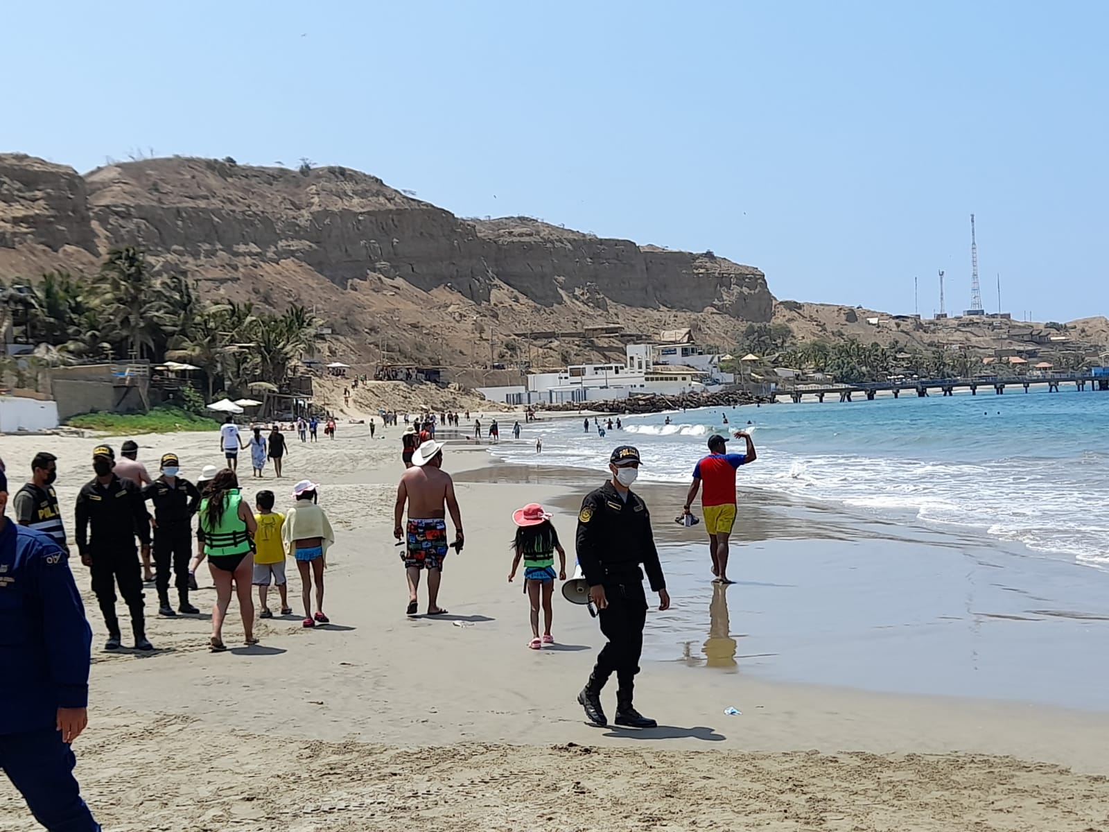 BANISTAS-EN-PLAYA-DE-MANCORA-3