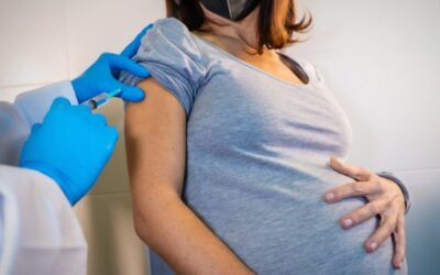 Vacunación a embarazadas: Descartan que vacuna contra el COVID-19 provoque abortos espontáneos