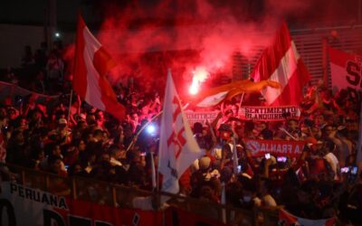 Hinchas peruanos realizaron espectacular banderazo en Montevideo