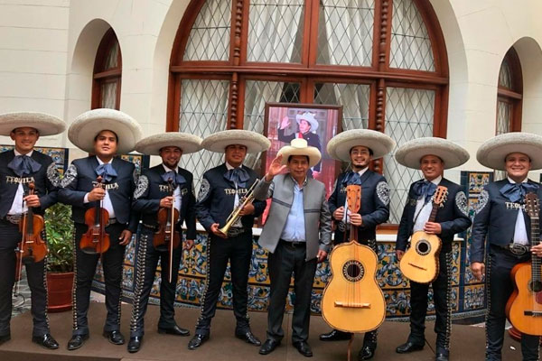 Karelim-contrato-a-Mariachis-para-Castillo