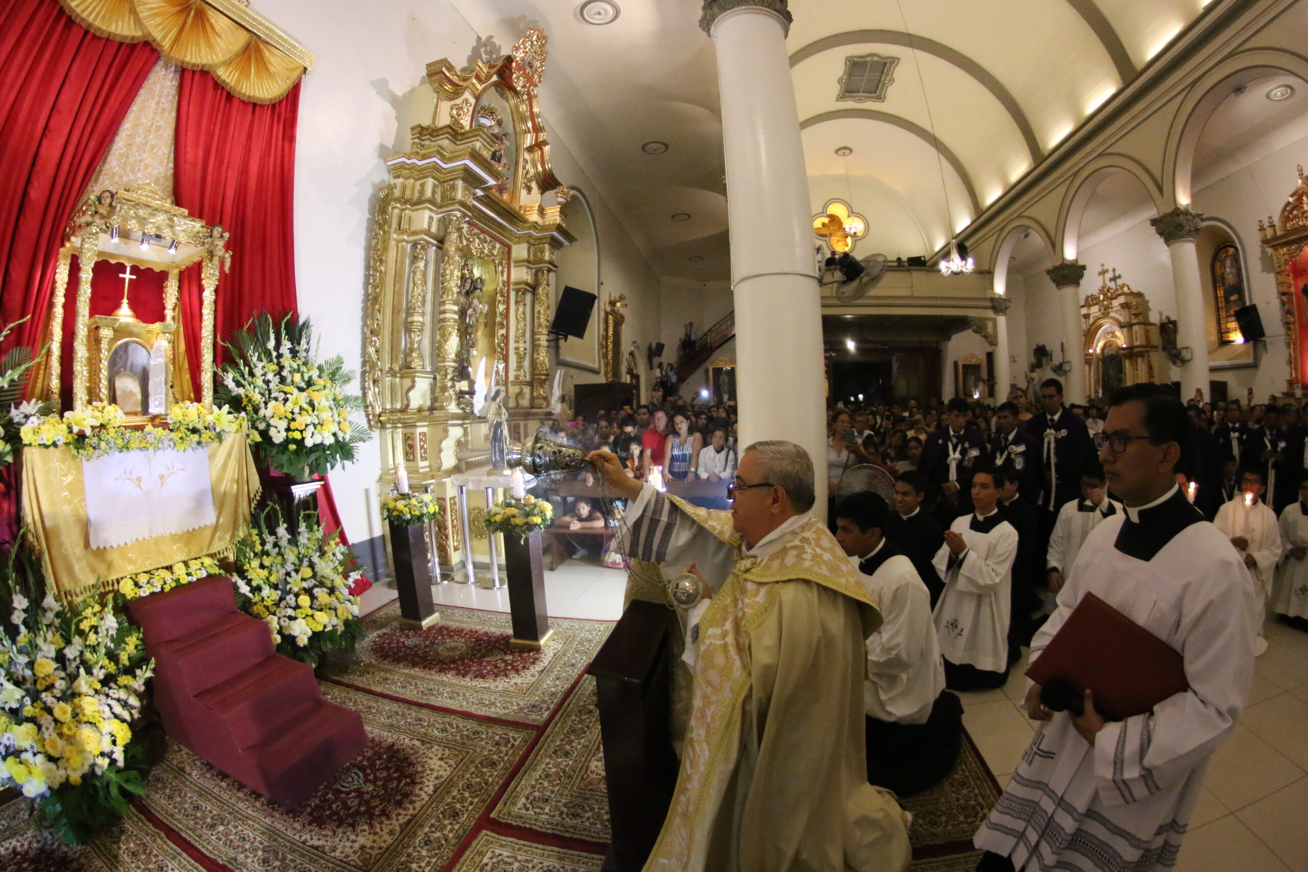 Un-gran-numero-de-feligreses-acudieron-a-la-santa-misa.