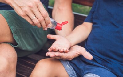 Uso excesivo de alcohol en gel puede afectar la piel de los niños