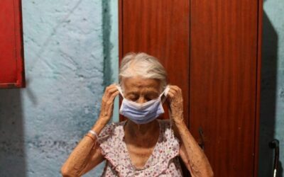Ancianos latinoamericanos están más expuestos al COVID-19, según estudio