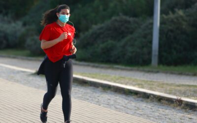 ¿Te ejercitas en espacios públicos? Evita contagiarte de COVID-19 con estos consejos