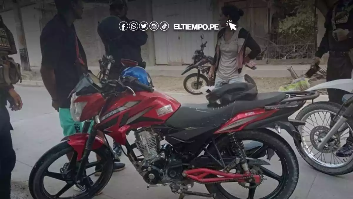 dos-sujetos-arrastran-a-su-victima-para-robarle-celular-en-miraflores