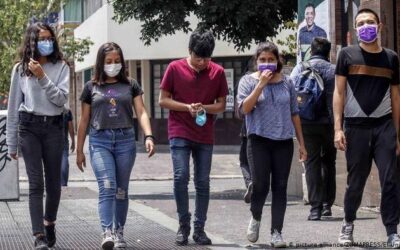 Menores de 20 años tienen la mitad de posibilidades de contraer COVID-19, según estudio