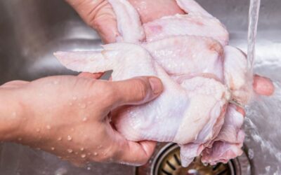 ¿Por qué nunca debes lavar el pollo antes de cocinarlo?