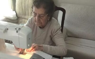 Abuelita cose 50 mascarillas y las dona a los hospitales en la cuarentena