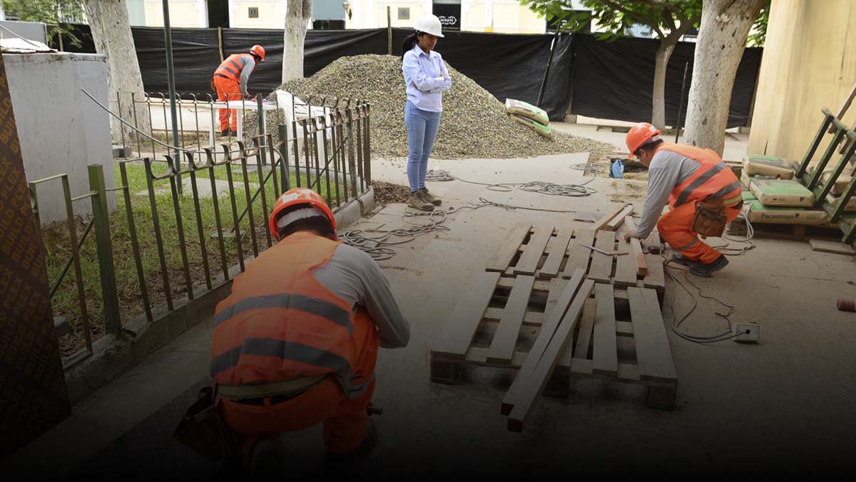 municipalidad-supervisa-reinicio-de-obras-de-mejoramiento-de-plaza-de-armas