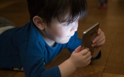 ¿Qué pasa con los ojos de un niño cuando ve muy de cerca el celular?