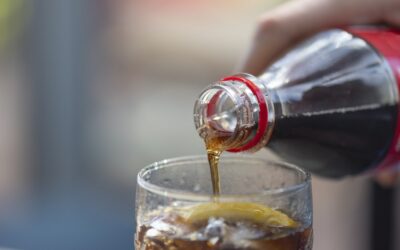 Una botella personal de gaseosa equivale a 11 cucharaditas de azúcar, alertan especialistas