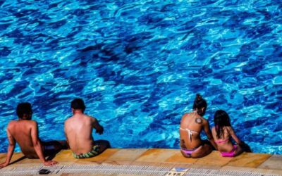 COVID-19: Estos son los riesgos de contagio en playas y piscinas