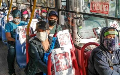 Unidades de transporte público deben tener las ventanas abiertas