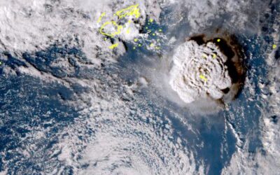 La erupción de un volcán submarino provoca un tsunami en la isla de Tonga