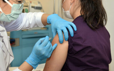 OMS advierte que tras las primeras vacunaciones no bajarán los casos