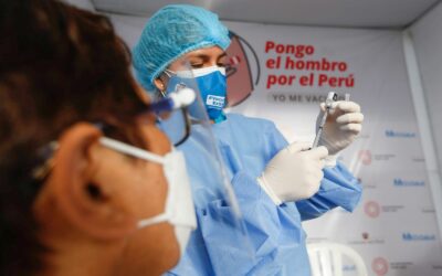 ¿Puedes vacunarte contra la influenza si ya te inmunizaron contra la COVID-19?