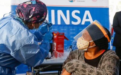 ¿Qué pasa si eres asintomático a la COVID-19 y te vacunan?