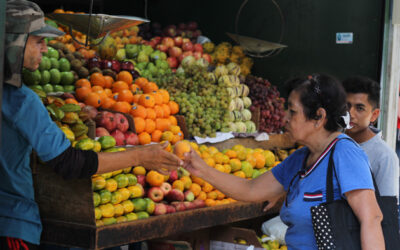 Coronavirus: Qué hacer para no contagiarte al tocar las frutas y verduras en el mercado