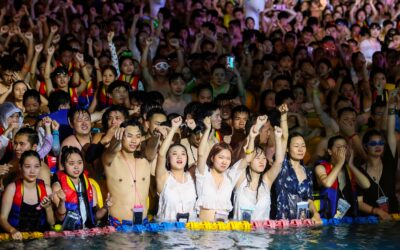Wuhan se olvida del COVID-19 y realiza fiesta masiva sin mascarillas