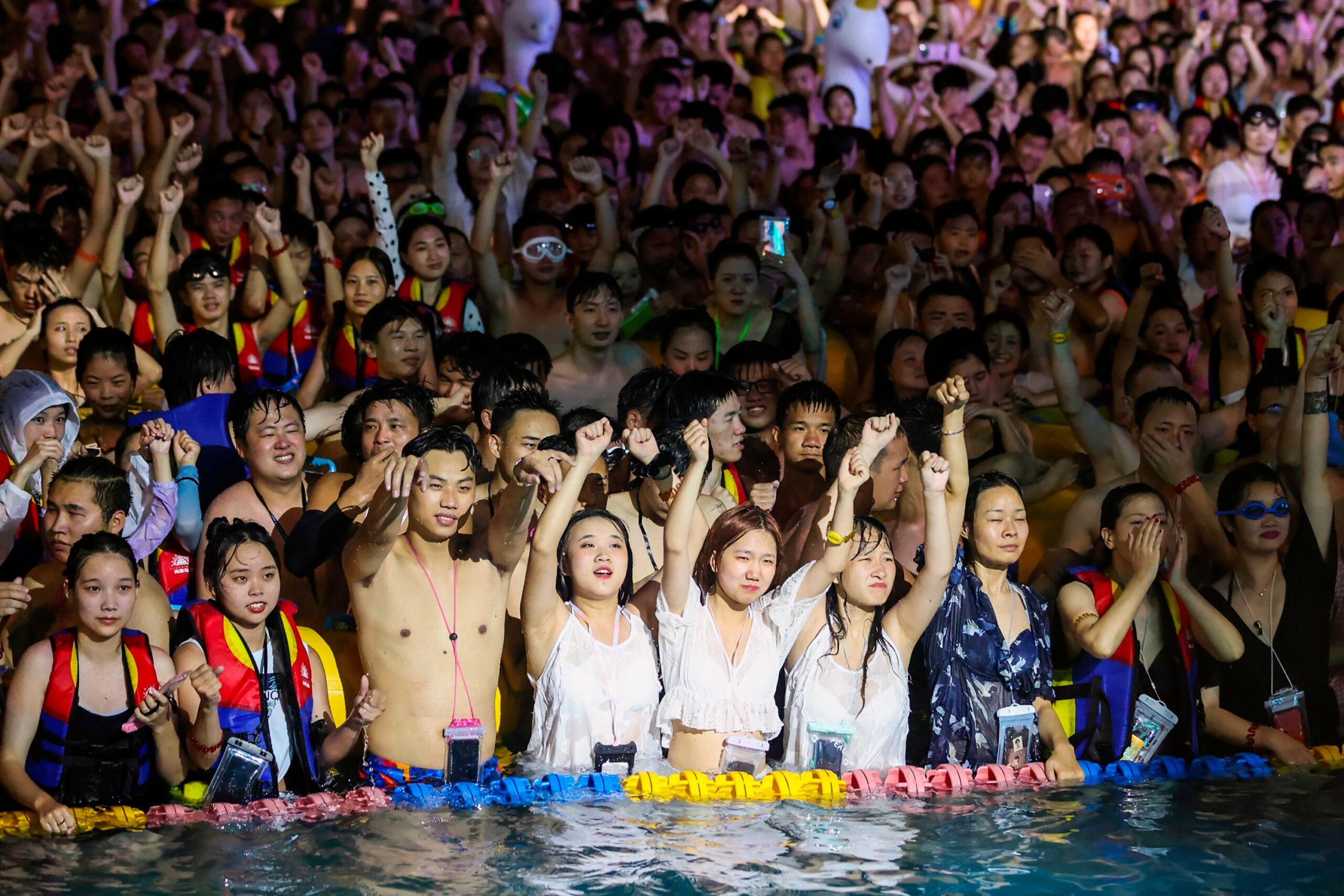 wuhan-pool-party