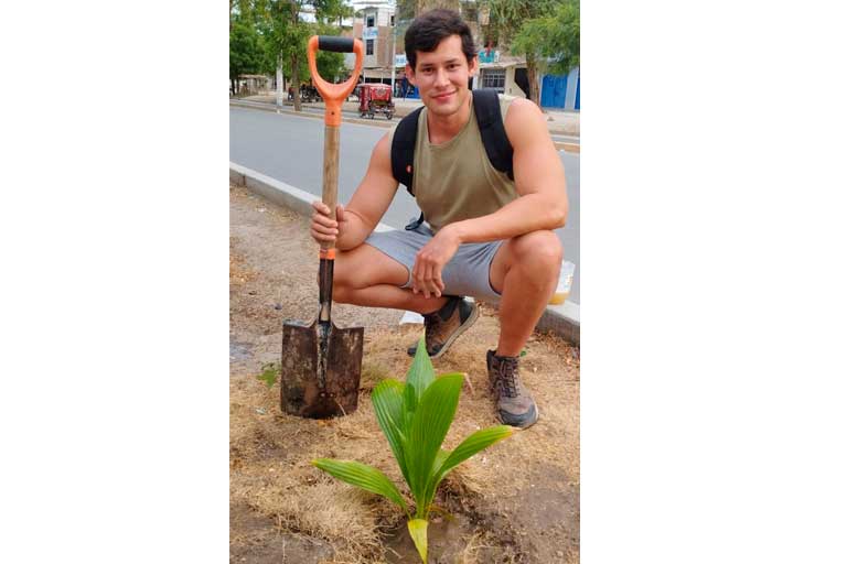 Guillermo Checa, fundador de Sembrando Vidas con un plantón de palmera/Foto: Facebook
