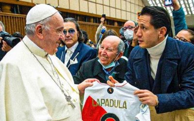 Falleció el Papa Francisco: los futbolistas peruanos que lo conocieron y le obsequiaron la camiseta de la selección