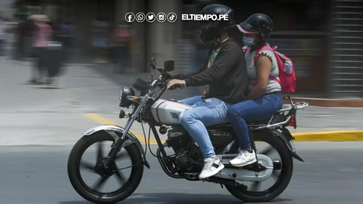 motociclista y pasajera motociclista y pasajera