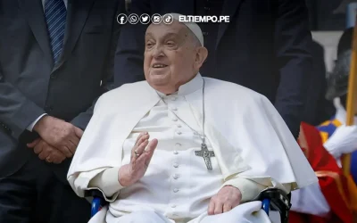 El Papa Francisco aparece en la Plaza de San Pedro al final de la misa de Domingo de Ramos