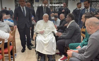 El papa Francisco visita una cárcel romana por jueves santo durante su convalecencia