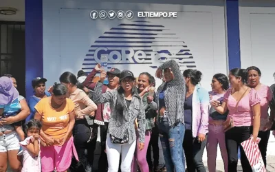 Protestan por cierre de colegio en Piura y exigen aulas prefabricadas