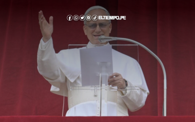 El Vaticano presentó la foto del Papa León XIV con su cruz de reliquias y firma en latín