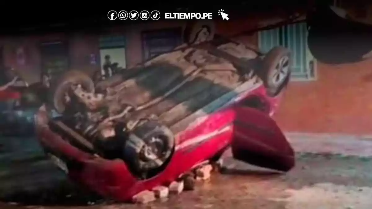 Piura-Forado-por-colapso-de-desagues-de-EPS-Grau-causa-caida-de-auto