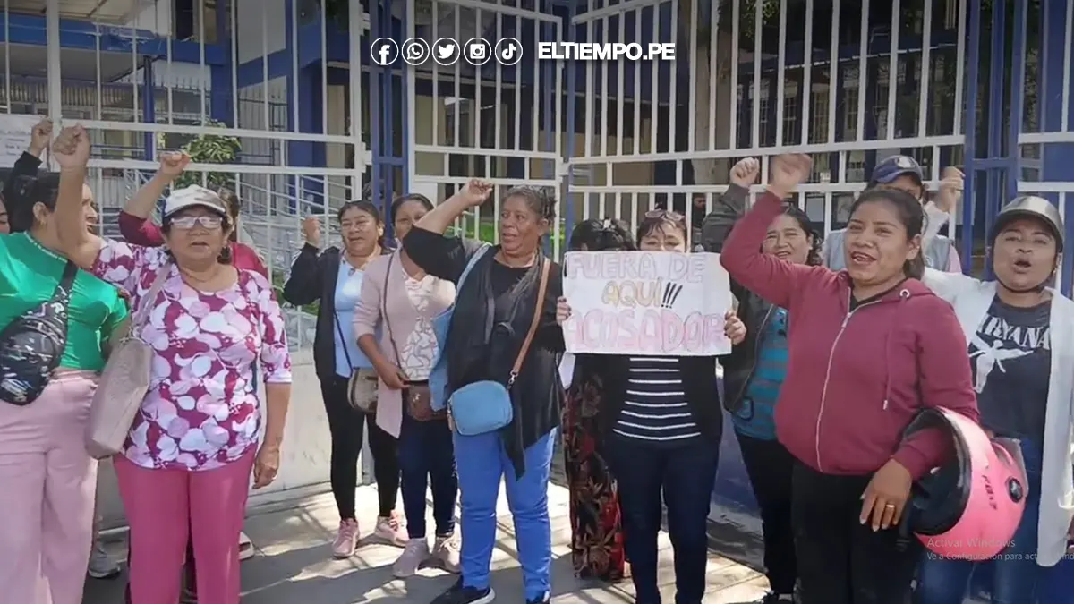 Padres del colegio Fátima protestan contra docente acusado de acoso y exigen su destitución inmediata Padres del colegio Fátima protestan contra docente acusado de acoso y exigen su destitución inmediata