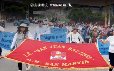 Con protesta, padres y docentes exigen reconstrucción de colegio