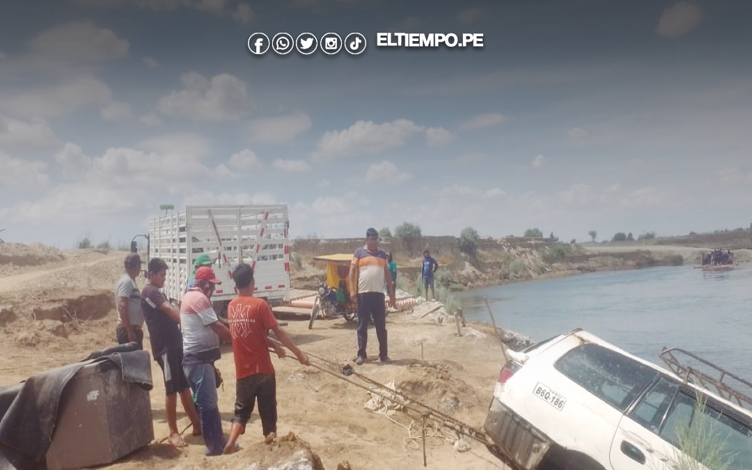 El Tallán: Auto cae al río cuando era llevado en balsa