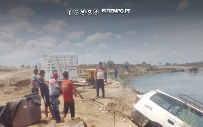 El Tallán: Auto cae al río cuando era llevado en balsa