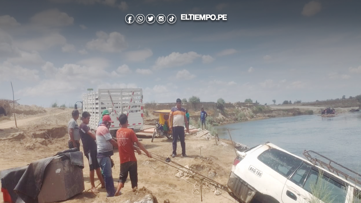 auto cae al río cuando era llevado en balsa auto cae al río cuando era llevado en balsa