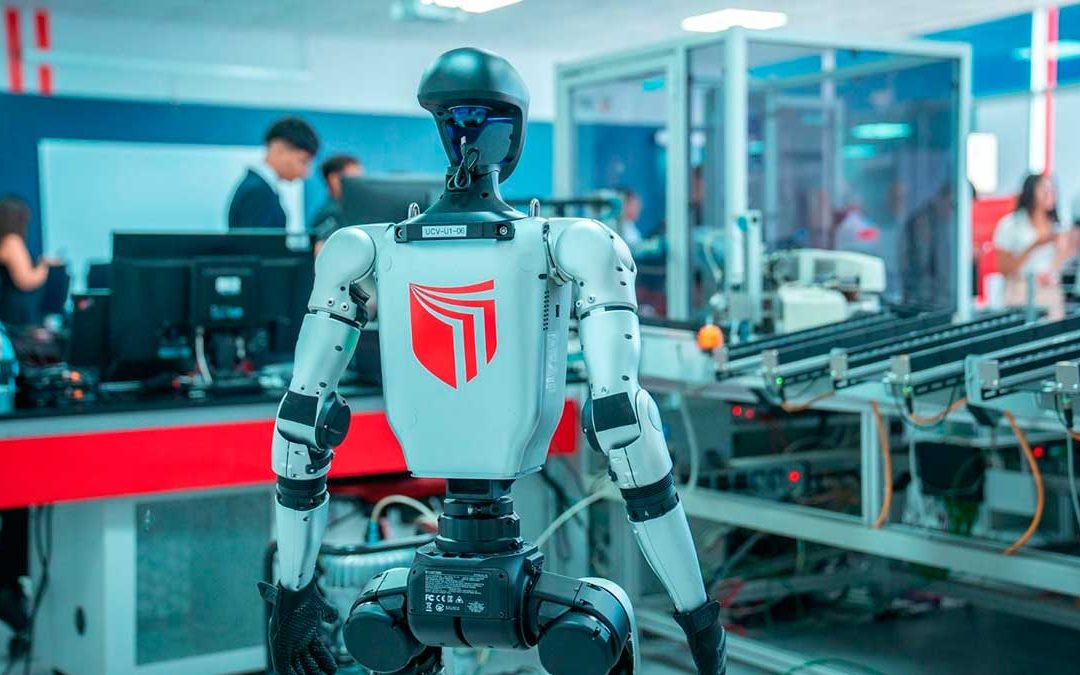 UCV impulsa la educación del futuro con robots humanoides y tecnología de vanguardia