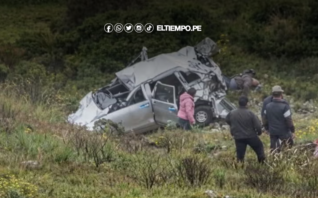 ¡Tragedia en Huancavelica! accidente de miniván deja un muerto y ocho docentes heridos