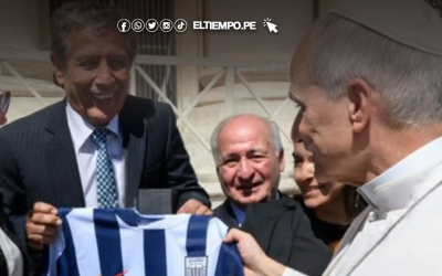 César Cueto visita al papa León XIV en el Vaticano y le entrega camiseta de Alianza Lima