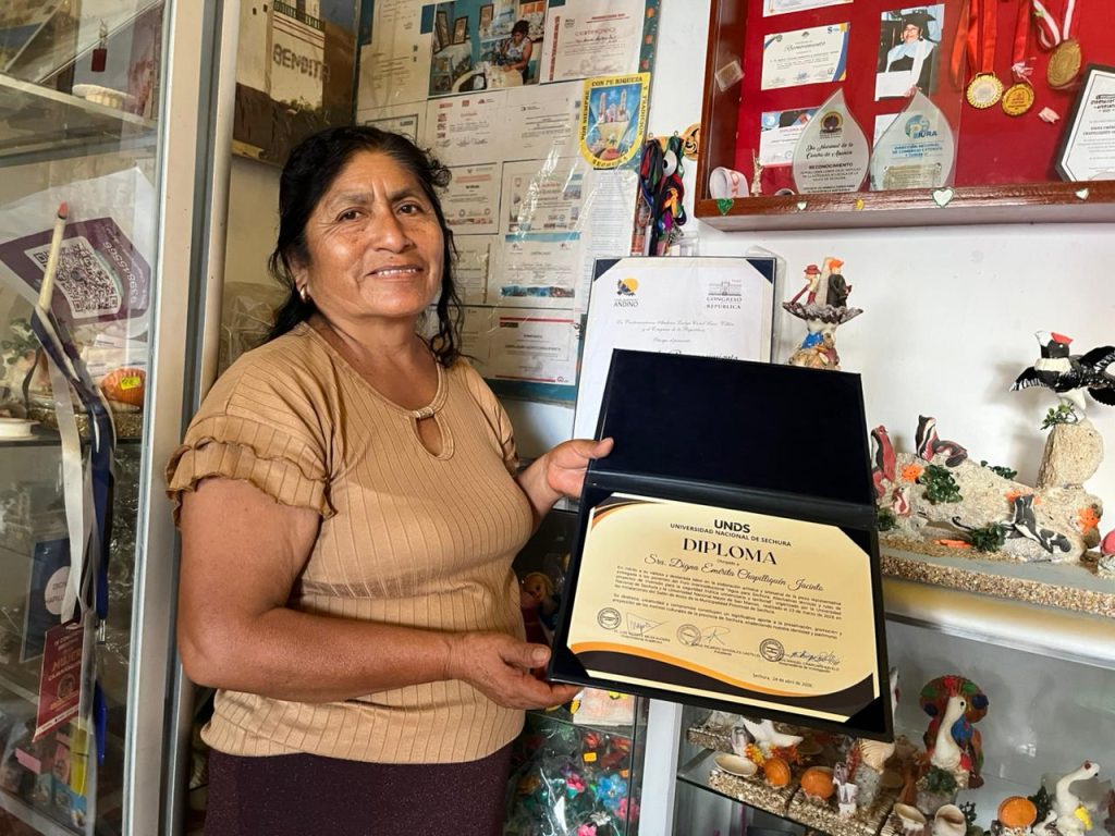 Digna Chapilliquén no es solo una artesana; es una mujer valiente que se esfuerza y se prepara día a día. Gracias a su dedicación y perseverancia, ha sido reconocida por la Universidad Nacional de Sechura, la Universidad Nacional de Piura y otras instituciones, que valoran su importante papel en la lucha frente al machismo y su admirable capacidad para salir adelante a través del arte.